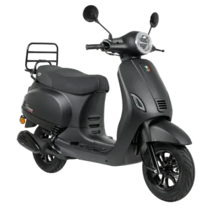 Matzwarte retro-scooter met ronde koplamp, zwarte velgen en achterdrager, drie-kwart aanzicht op witte achtergrond.