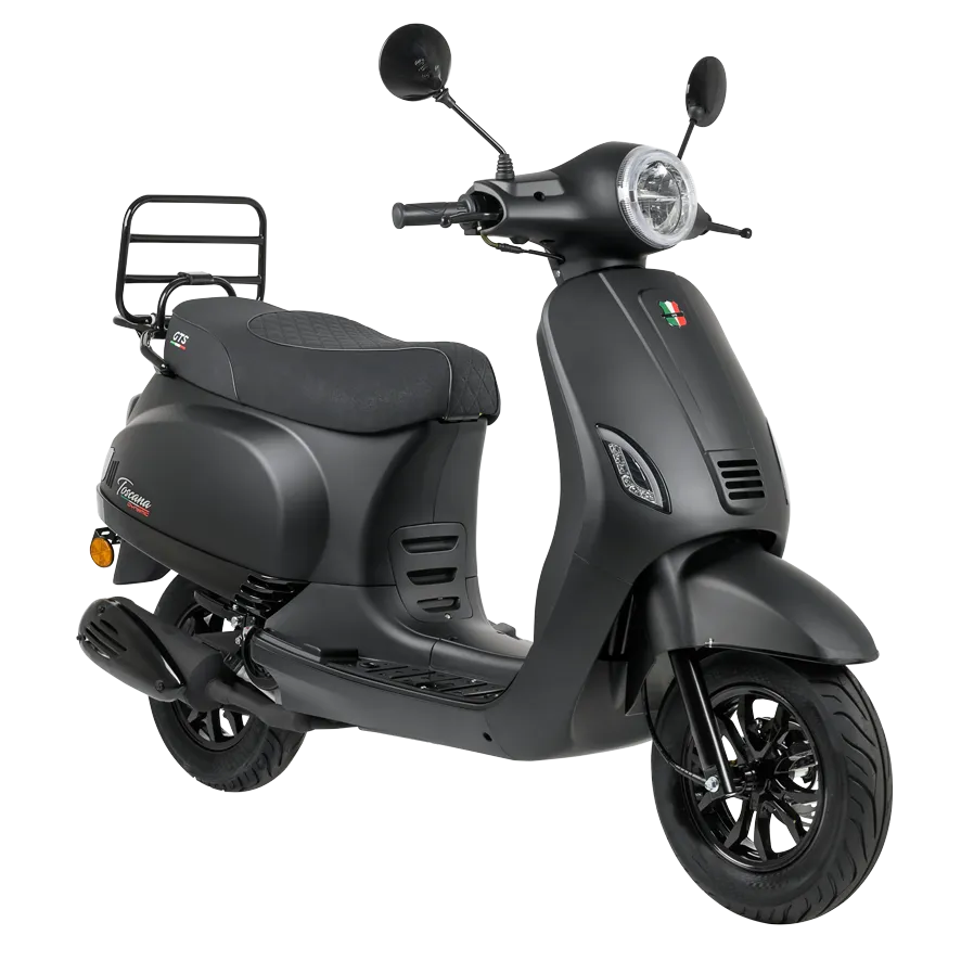 Matzwarte retro-scooter met ronde koplamp, zwarte velgen en achterdrager, drie-kwart aanzicht op witte achtergrond.