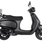 Matzwart retro-scooter in zijaanzicht, met ronde koplamp, spiegels en achterdrager op witte achtergrond.