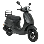 Matzwarte retro scooter met ronde koplamp, dubbele spiegels, schijfrem voor en bagagedrager achter.