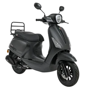 Matzwarte retro scooter met ronde koplamp, dubbele spiegels, schijfrem voor en bagagedrager achter.