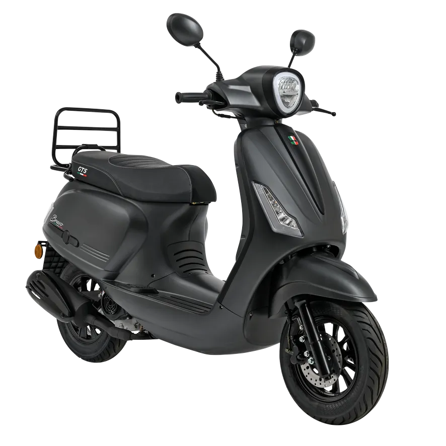 Matzwarte retro scooter met ronde koplamp, dubbele spiegels, schijfrem voor en bagagedrager achter.