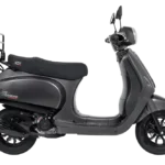 Donkergrijze scooter in retrostijl, zijaanzicht met spiegels en zwarte velgen op witte achtergrond.