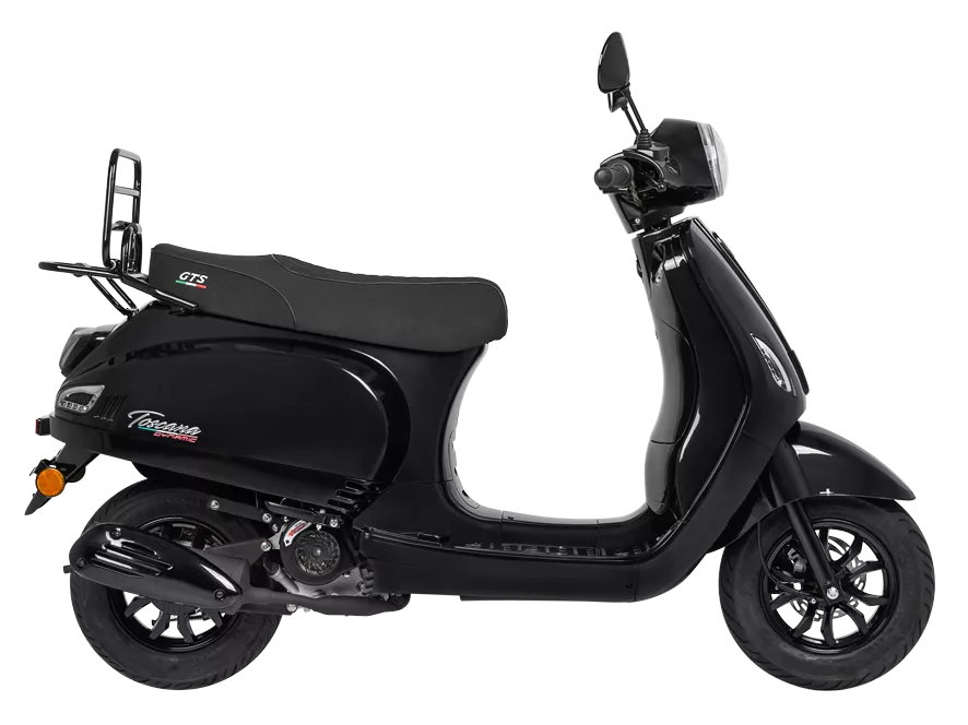 Zwarte retro-scooter in zijaanzicht op witte achtergrond, met bagagerek achterop.