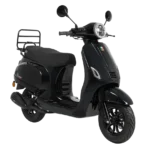 Zwarte retro-scooter met ronde koplamp, spiegels en bagagedrager, zijaanzicht op witte achtergrond.