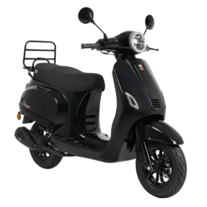 Zwarte retro-scooter met ronde koplamp, spiegels en bagagedrager, zijaanzicht op witte achtergrond.