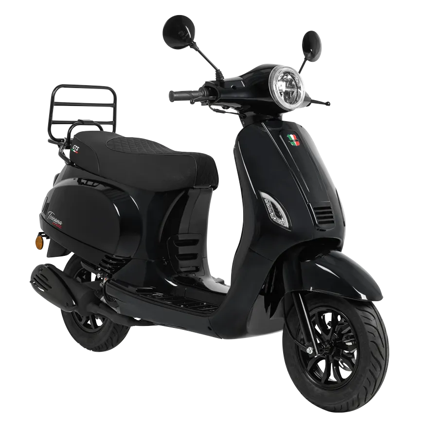 Zwarte retro-scooter met ronde koplamp, spiegels en bagagedrager, zijaanzicht op witte achtergrond.