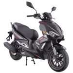 Zwarte sportieve scooter met scherpe lijnen, dubbele koplampen en rode accenten, op de standaard.