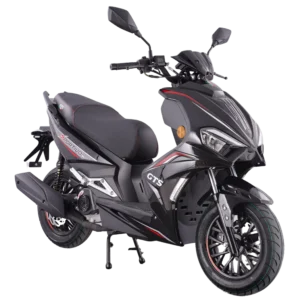 Zwarte sportieve scooter met scherpe lijnen, dubbele koplampen en rode accenten, op de standaard.