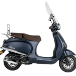 Donkerblauwe retro scooter met bruine zadel, windscherm en chromen bagagedrager op witte achtergrond.