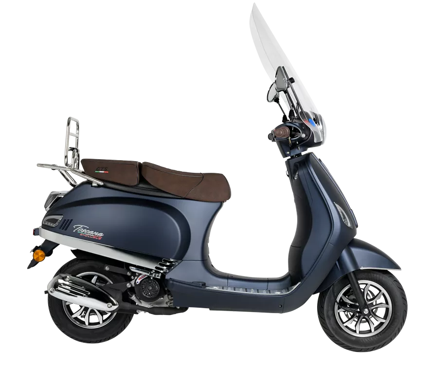 Donkerblauwe retro scooter met bruine zadel, windscherm en chromen bagagedrager op witte achtergrond.