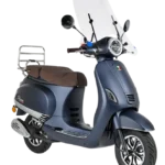 Matblauwe retro-scooter met bruin zadel, chroom bagagedrager en ronde koplamp op witte achtergrond.