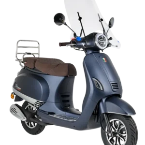 Matblauwe retro-scooter met bruin zadel, chroom bagagedrager en ronde koplamp op witte achtergrond.