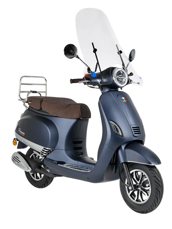 Matblauwe retro-scooter met bruin zadel, chroom bagagedrager en ronde koplamp op witte achtergrond.