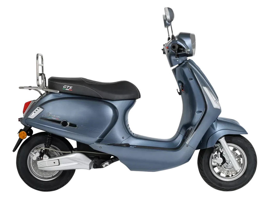 Blauwgrijze retro scooter met bagagerek, zijaanzicht op witte achtergrond.