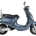 Blauwgrijze retro scooter met bagagerek, zijaanzicht op witte achtergrond.