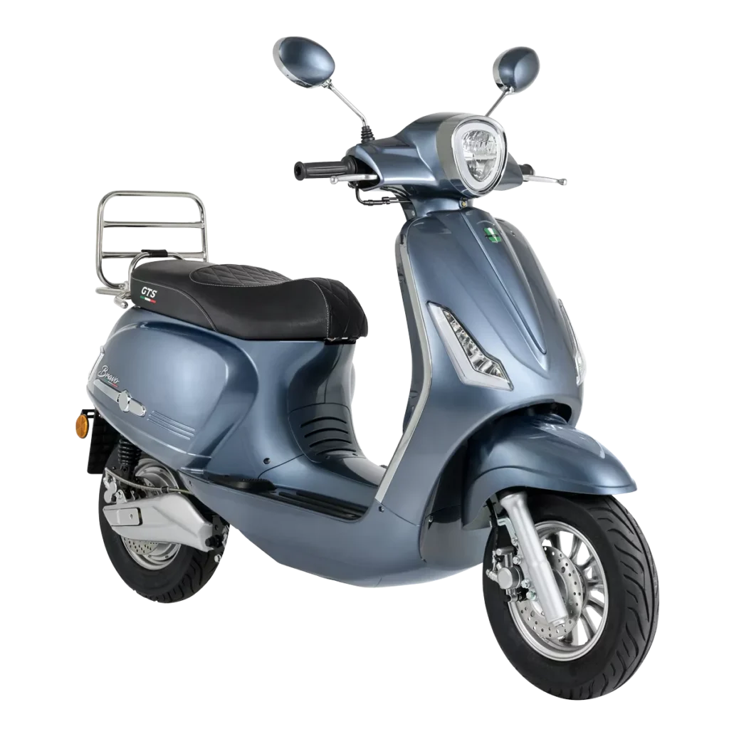 Blauwgrijze retro-scooter met zwarte zitting en chroom bagagedrager, schuin van voren.