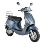 Blauwgrijze retro-scooter met zwarte zitting en chroom bagagedrager, schuin van voren.