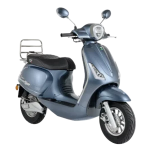 Blauwgrijze retro-scooter met zwarte zitting en chroom bagagedrager, schuin van voren.