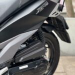 Close-up van de achterzijde en motorblok van een zwarte JET 14 scooter.