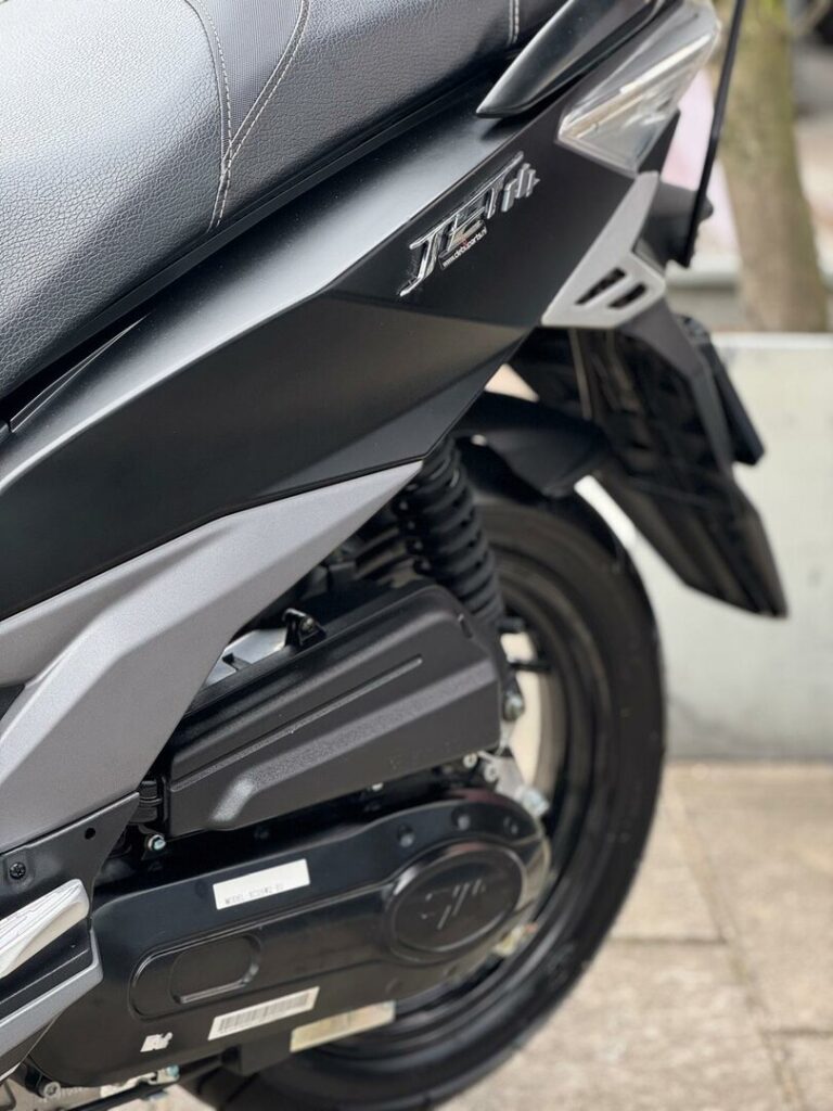 Close-up van de achterzijde en motorblok van een zwarte JET 14 scooter.