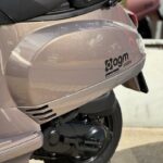 Close-up van de achterzijde van een beige AGM VX50S-scooter met zadel, motor en achterwiel.