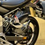 Close-up van het achterframe, zadel en achterwiel van een elektrische motorfiets.