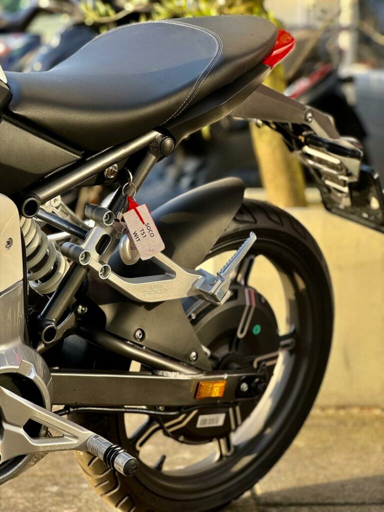 Close-up van het achterframe, zadel en achterwiel van een elektrische motorfiets.