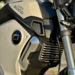 Close-up van een Super Soco elektrische motor met voorvork, ventilatieroosters en logo.