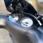 Close-up van het dashboard van een scooter met snelheidsmeter en kilometerteller.