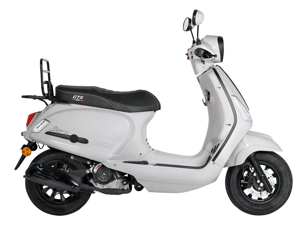 Zilverkleurige retro scooter in zijaanzicht, geïsoleerd op een witte achtergrond.