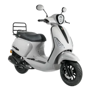 Lichtgrijze scooter met zwarte zitting, spiegels, schijfrem en bagagedrager.