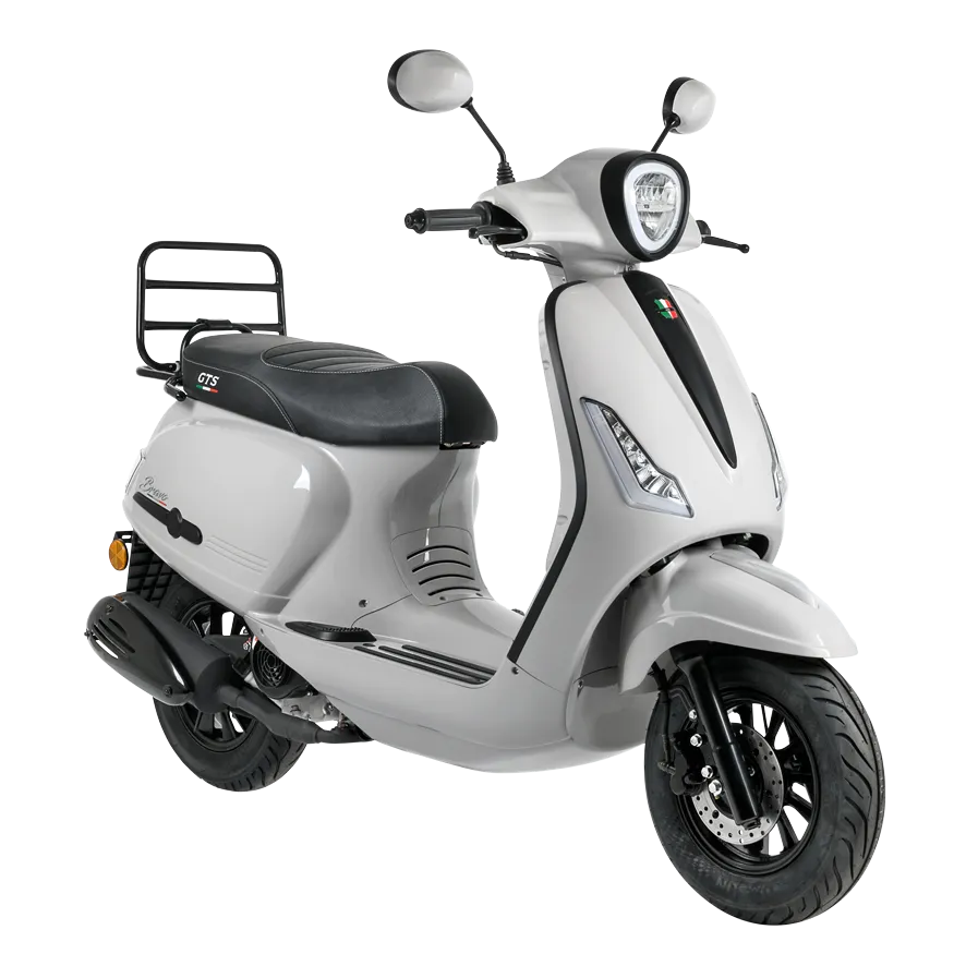 Lichtgrijze scooter met zwarte zitting, spiegels, schijfrem en bagagedrager.