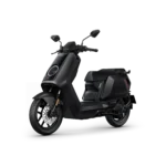 Zwarte elektrische scooter met modern design en schijfrem, vrijstaand op witte achtergrond.