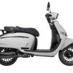 Zijaanzicht van een moderne grijze scooter met LED-verlichting en zwarte velgen.