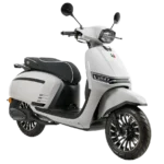 Witte scooter met modern design, LED-koplampen, zwarte zitting en sportieve velgen, schuin vooraanzicht.