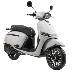 Witte scooter met modern design, LED-koplampen, zwarte zitting en sportieve velgen, schuin vooraanzicht.