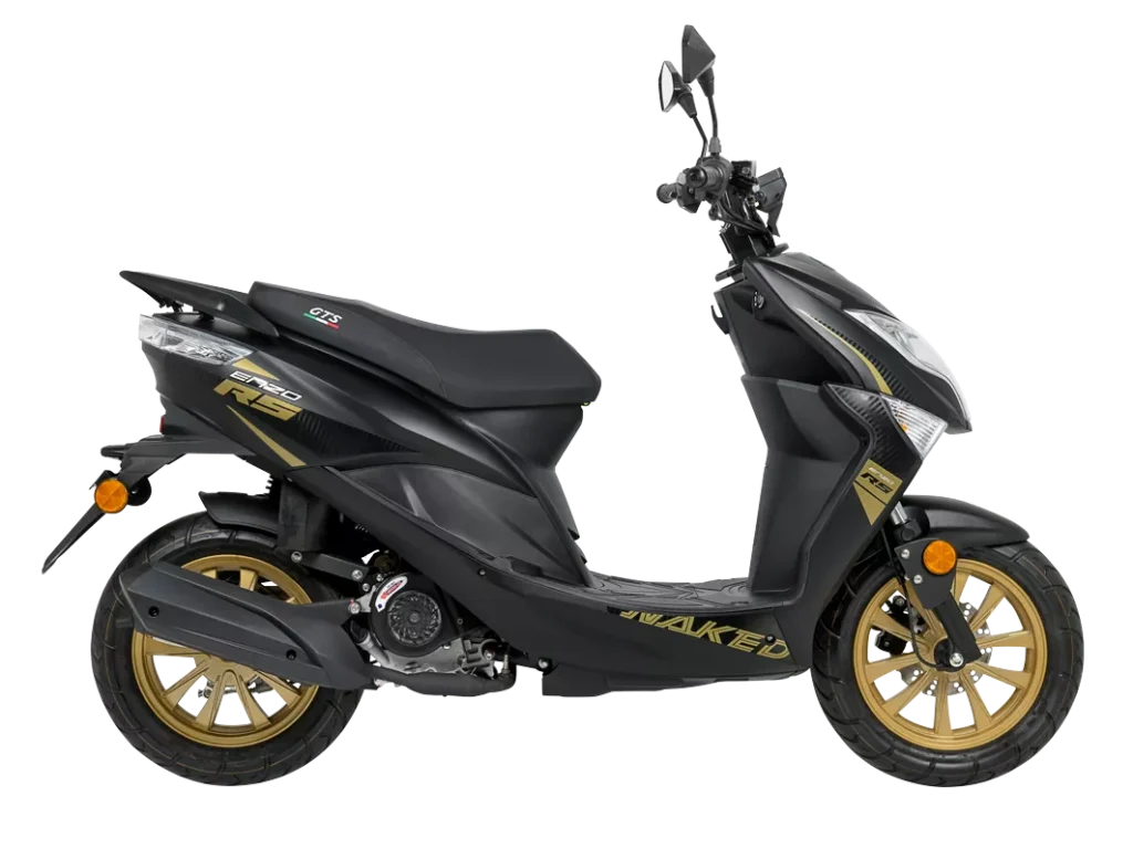 Zwarte sportieve scooter met gouden velgen en strakke lijnen, zijaanzicht op witte achtergrond.