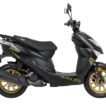 Zwarte sportieve scooter met gouden velgen en strakke lijnen, zijaanzicht op witte achtergrond.