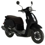 Zwarte Kymco Filly scooter in retrostijl, driekwart vooraanzicht op witte achtergrond.