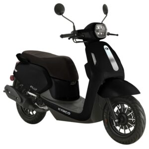 Zwarte Kymco Filly scooter in retrostijl, driekwart vooraanzicht op witte achtergrond.