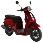 Rode Kymco Filly scooter met zwart zadel, twee spiegels en moderne koplamp, schuin van voren.