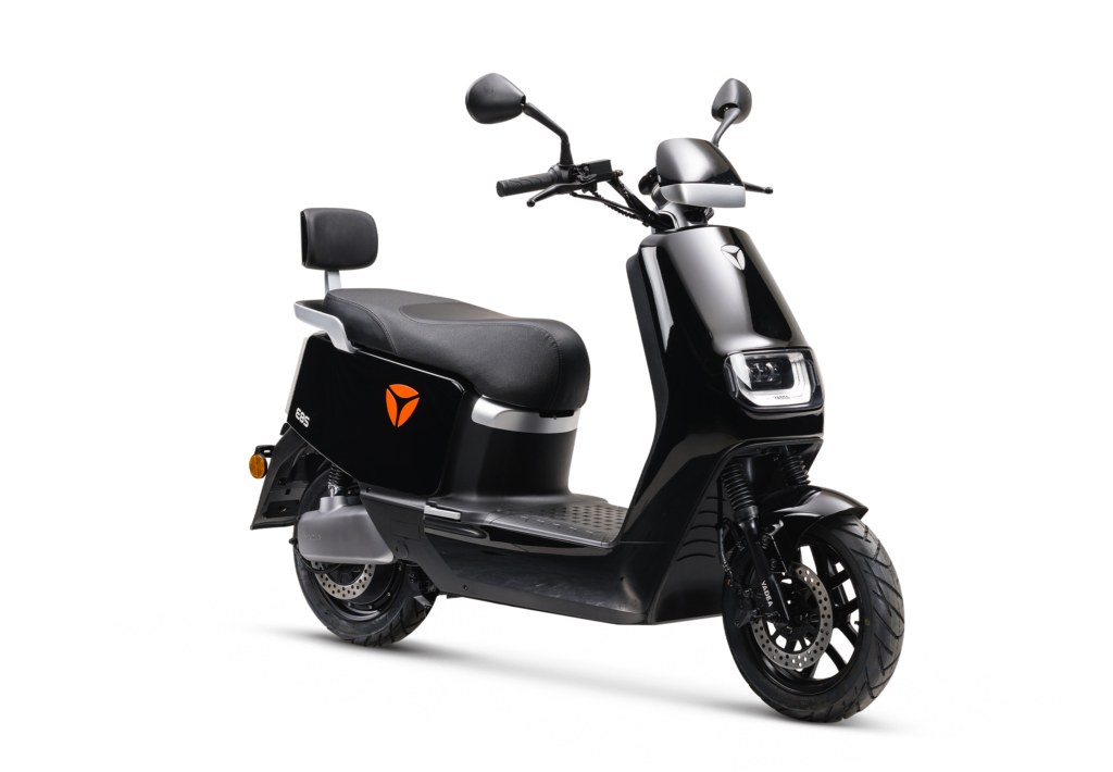 Zwarte elektrische scooter met rugsteun, spiegels en LED-koplamp op witte achtergrond