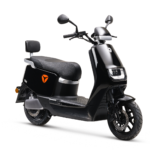 Zwarte elektrische scooter met rugsteun, spiegels en LED-koplamp op witte achtergrond