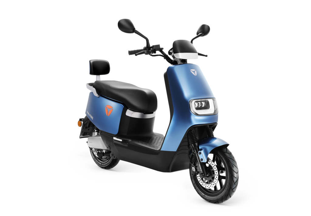 Blauwe elektrische scooter met modern ontwerp, LED-koplamp en schijfrem, vrijstaand op witte achtergrond.