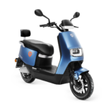 Blauwe elektrische scooter met modern ontwerp, LED-koplamp en schijfrem, vrijstaand op witte achtergrond.