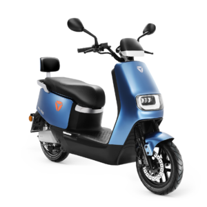 Blauwe elektrische scooter met modern ontwerp, LED-koplamp en schijfrem, vrijstaand op witte achtergrond.