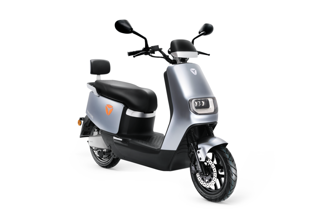 Zilverkleurige elektrische scooter met LED-koplamp, schijfrem en rugsteun, vrijstaand op witte achtergrond.