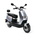 Zilverkleurige elektrische scooter met LED-koplamp, schijfrem en rugsteun, vrijstaand op witte achtergrond.