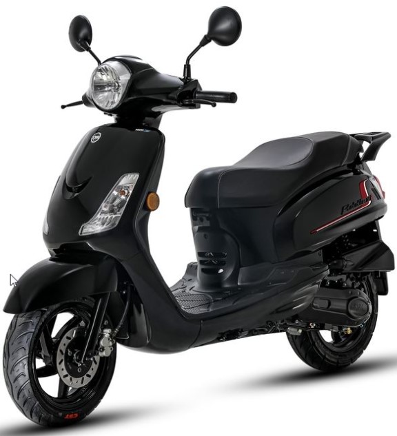 Zwarte moderne scooter met ronde koplamp en spiegels, schuin van voren op witte achtergrond.